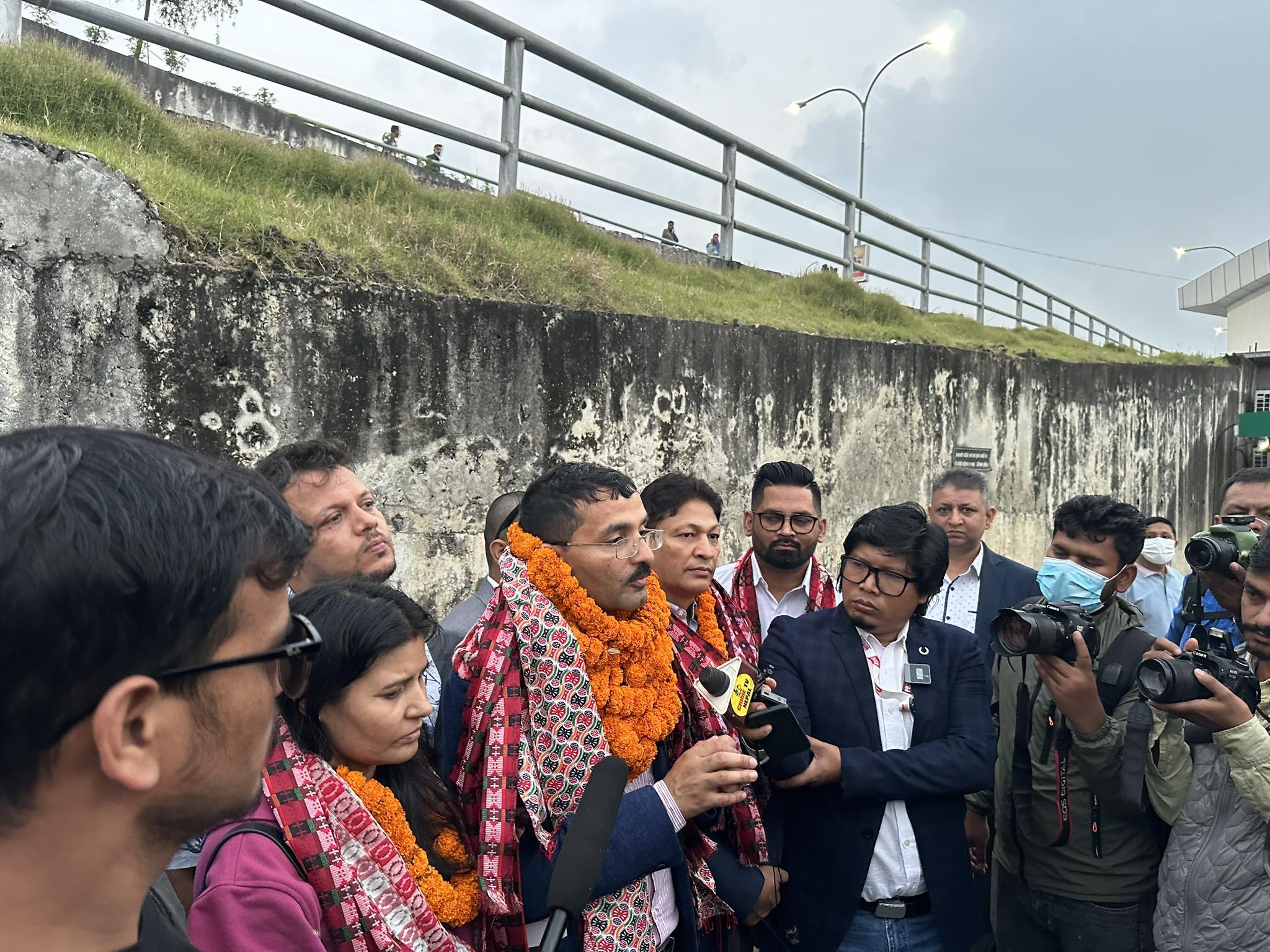 एनआरएनए अध्यक्षका प्रत्याशी आरके शर्मा चुनावका लागि काठमाडौंमा